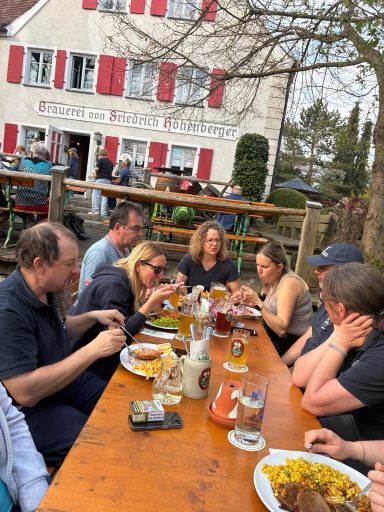 Gemeinsames Essen zur Feier des Prüfungstages